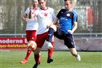 Energisch geht Jochen Staniszewski (re.) zum Ball und klärt damit vor dem anspielbereiten Markus Saal (li.).