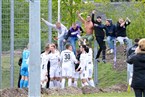 Nach der Begegnung feierte die Mannschaft des FC Eintr. Bamberg mit den mitgereisten Anhängern, welche außerhalb des Stadions ihre Mannschaft anfeuerten.
