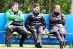 Entspannte Bank: TSV-Spielleiter Thorsten Schrimer, Co-Trainer Sebastian Brand und Trainer Werner Thomas (v. li.) konnten sich nach der 3:0-Führung zurücklehnen.