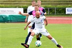 Clever schirmt FC-Kapitän Maximilian Großmann (vo.) das Spielgerät vor Marcel Gebhardt (hi.) ab.