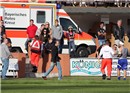 Nach der Verletzung von Ayhan Bilici (rechts) musste das Spiel länger unterbrochen und anschließend der Krankenwagen gerufen werden.