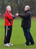 Man kennt sich: Vor dem Spiel ein Gespräch unter Männern zwischen Stadelns Coach Thomas Reiser und Vachs Uwe Neunsinger.