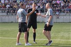 Die beiden Bamberger Trainer Michael Hutzler (FCE) und Mario Bail (re., DJK) begrüßen sich unter den Augen von Schiedsrichter Steffen Brütting vor der Partie.
