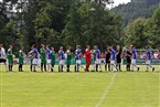Fairer Handshake beider Teams vor Spielbeginn: Der SV Friesen in grünen Trikots, der VfL Frohnlach in blau.