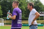 Es war ein durstiges Wetter an diesem Nachmittag, an dem beide Teams hungrig auf Tore waren...Bambergs Trainer Michael Hutzler und Tobias Linz. 