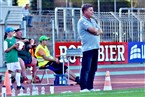 Burghausens Trainer Wolfgang Schellenberg hat gerade wenig Gründe zum Lachen.