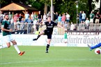Schweinfurts Kapitän Stefan Kleineheismann sieht, wie Burghausens Andrija Bosniak vor FC 05-Keeper Luis Zwick abzieht.