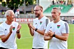 Während seine Co Norbert Kleider und Jan Gernlein lachen, wirkt Schweinfurts Cheftrainer Timo Wenzel nicht so glücklich.