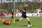 SVR-Angreifer Florian Müller (am Ball) hatte TSG-Keeper Simon Kunze umkurvt und schob zum 1:0 für den Aufsteiger ein.