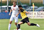 Bedrängt von Markus Saal (weiß) kann Tayfun Özdemir (gelb) einen langen Ball ins Sturmzentrum schlagen.