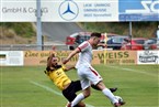 Emre Özdemir (gelb) kommt nicht gegen Fabian Baumüller per Grätsche an den Ball.