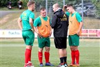Bambergs Co-Trainer Bernd Oberst instruiert die Einwechselspieler Jannik Fippl, Fabian Bergmann und Julian Baumgärtner (v.li.).