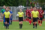 Angeführt von Schiedsrichterin Miriam Bloß sowie ihren Assistenten Bernd Keil (li.) und Bernd Angermeier (re.) betreten beide Teams das Spielfeld: Memmelsdorf in rot-schwarz, Kleinrinderfeld in blau.

 
