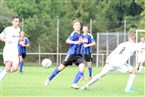 Marcel Hack (blau) fand hier einmal eine Lücke in der Hintermannschaft der Hofer. Das lange Bein von Maximilian Renk (8) half nichts.