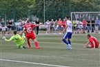 TSV-Keeper Stefan Kraus (li.) klärt gegen Peter Sprung.