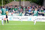 Der Schweinfurter Sascha Korb (Nr. 17) bejubelt sien Tor zum 1:0.