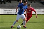 Edgar Wagner (re.) setzt gegen VfL-Kapitän Lukas Pflaum
entschieden nach.
