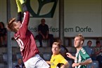 Großbardorfs Keeper Julian Schneider hat den Ball vor dem Hofer Patrik Kavalir und Teamkollege Moriz Heusinger.