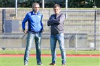Bambergs Trainer Michael Hutzler (re.) im Gespräch mit Gästecoach Berthold Göbel vor der Partie. 