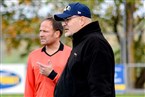 Abtswinds neuer Trainer Uwe Neunsinger zählt zusammen mit dem Linienrichter die abgeholten Punkte.