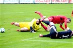 Beinahe Elfmeter, aber Aubstadts Keeper Christian Mack erwischte den Ball, als er mit seinem Kapitän Dominik Grader gegen den Schweinfurter Kevin Fery klärte.