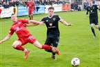 Aubstadts Martin Thomann fliegt quer gegen den Schweinfurter Gianluca Lo Scrudato.
