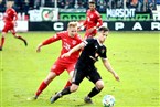 Aubstadts Max Schebak kommt gegen den Schweinfurter Gianluca Lo Scrudato nicht an den Ball.