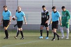 Schiedsrichter Sven Thoma führt mit seinen beiden Assistenten die Mannschaften aufs Spielfeld.