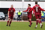 Hannes Wirth trifft in einem für ihn emotionalen Spiel zum 1:0 für den SV Buckenhofen. Seine Kumpels freuen sich für ihren Routinier.