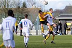 Bei vielen langen Bällen mussten die Kicker beider Mannschaften hoch in die Lüfte. Almin Zahirovic (li.) und Florian Gutheil (re.) gaben auch hier keinen Ball freiwillig her.