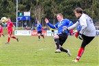 Fochheim's Doppeltorschütze Patrick Hoffmann (blau) gab keinen Ball verloren und lief sogar Selb's Keeper Armin Maisel (re.) an.
 