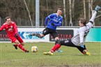  Fabian Schwab (blau) scheiterte am starken Fußreflex von Armin Maisel (re.).