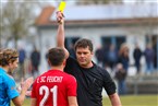 Niculae Oltean (in rot, 1. SC Feucht) erhält von Schiedsrichter Markus Pflaum eine gelbe Karte.