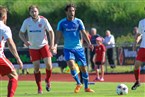 Alexander Hässlein (in weiß, FC Dombühl) gegen Michele Rendina (in blau, Tuspo Roßtal)