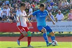 Patrik Diede (in weiß, FC Dombühl) gegen Asko Hamidovic (in blau, Tuspo Roßtal).