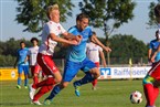 Mike Wächter (in weiß, FC Dombühl) gegen Asko Hamidovic (in blau, Tuspo Roßtal).