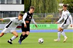 Zum ersten Bayernliga-Heimspiel gastierte die U19 des 1. FC Schweinfurt 1905 bei der JFG Steigerwald. In dieser Szene behauptet sich Gäste-Spieler Sebastian Lorz (mi.) gegen Jakob Fröhling.