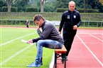 FC Eintracht-Coach Michael Hutzler (li.) geht vor dem Spiel die Aufstellung des Gegners nochmal durch. Rechts sein Torwarttrainer Christian Cana.