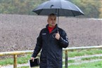 ATSV-Trainer Kubilay Arslan trotzte dem Regenwetter mit Schirm. Er konnte zufrieden mit dem letzten Spiel der BOL-Herbstrunde sein.