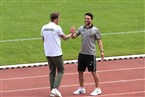 Freundschaftliche Begrüßung der beiden Übungsleiter – Tobias Strobl (li.) von den Schnüdeln und Victor Kleinhenz (re.) vom TSV Aubstadt.
