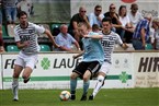 Lorenz Mai spielt den Ball in die Spitze, Thomas Scharrer (li.) kann nicht mehr eingreifen.