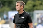 TSV-Trainer Michael Köllner blickt ungläubig.