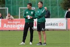 Großbardorfs Trainer Andreas Brendler und sein Co Udo Eckert begutachten vor dem Spiel das Aufwärmen der Kickers.