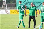  SV-Trainer Armin Eck hat taktische Anweisungen für seinen Abwehrspieler Maximilian Sesselmann.
