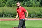 Der neue ATSV-Trainer Fabian Adelmann nahm bei sommerlichen Temperaturen
noch einmal einen kräftigen Schluck aus der Pulle, bevor sein erstes
Punktspiel für die Erlanger in Bamberg angepfiffen wurde.