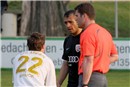 Ingolstadts Torschütze zum 0:1, Ersin Demir, beschuldigt Felix Günther einer Schwalbe. Schiedsrichter Markus Pflaum vom SV Dörfleins bleibt ganz ruhig.