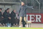 War nicht immer einer Meinung mit dem Schiedsrichtergespann: Schweinfurts Trainer Tobias Strobl erklärt Assistent Fabian Gratzke seine Sicht der Dinge.