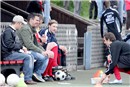 Vor dem Spiel sind auf der Erlanger Bank alle noch frohen Mutes (von links Trainer Dursun Aydin, Co-Trainer Heiko Schober sowie die Wechselspieler Marco Müller, Daniel Krause und Joschka Kissel.