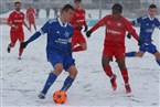 TV48-Spielführer David Yunus Perst (li.) führt den Ball gegen Baiersdorfs Denzel Schwaiger. Der tiefe Schnee machte es für beide Bezirksligisten nochmal schwieriger.