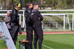 Vilzings Coach Josef Eibl bespricht sich unmittelbar vor Anstoß noch einmal mit seinen Mitstreitern. 